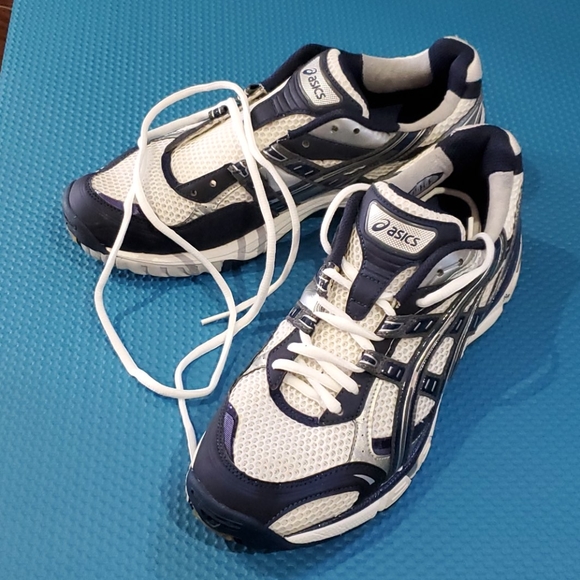 Asics women running shoes, great condition